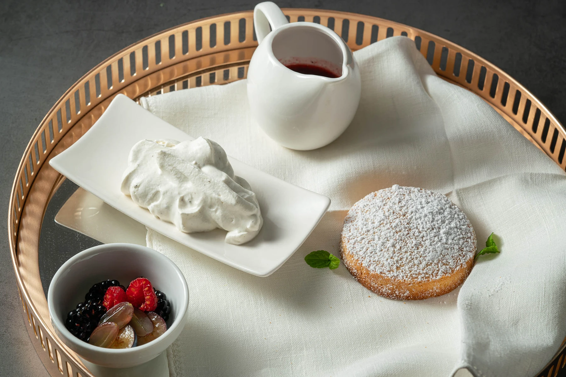 Tortina alle mandorle, crema chantilly e frutti di bosco